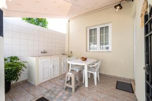 The Dockside Stay - Steps away from the Beach