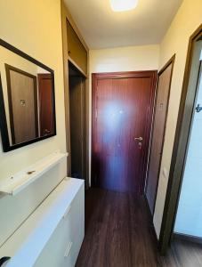 Simpático piso con 2 piscinas y vistas al mar