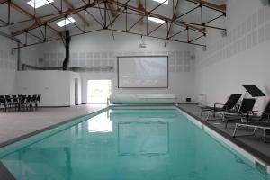 Maisons de vacances L-Atelier Dollonnais Gite spacieux en Sarthe avec studios, piscine chauffee et home cinema : Maison 5 Chambres