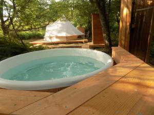 Tente luxe jacuzzi au bord des étangs