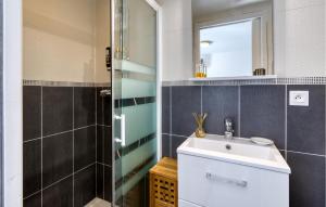 Maisons de vacances Stunning Home In Royan : Maison de Vacances 4 Chambres