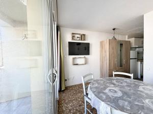 AGREABLE STUDIO CABINE DONNANT SUR TERRASSE AVEC VUE MER