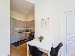 Nestor&Jeeves - JEAN MEDECIN - Central - Modern