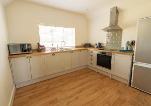 Rural Retreat near West Wittering Beach! Dog Friendly & Free Parking - Ideal Weekend Getaway! Chichester Holiday Properties