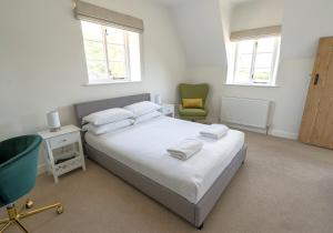 Rural Retreat near West Wittering Beach! Dog Friendly & Free Parking - Ideal Weekend Getaway! Chichester Holiday Properties