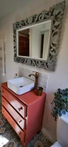 Maisons de vacances Maisonnette au calme sous les pins avec jardin , parking et piscine : photos des chambres