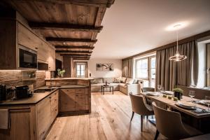 Comfort Two-Bedroom Apartment (4-6 Adults) room in Pepi's Suites - Lechtal Apartments