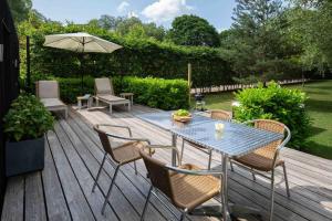 Pond Lodge - Hot Tub Stay with Views & Log Burner