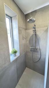 1 Chambre dans appartement neuf, terrasse sud, meublé contemporain, parking