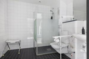 Standard King Room with Roll-In Shower - Disability Access/Non-Smoking room in First Hotel Central