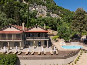 The Summit Escape House