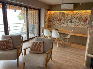 Apartamento Cómodo con Terraza y Parking cerca de la Playa para 4 Personas - ES-209-25