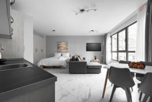 Avenue, Nilie Hospitality MGMT