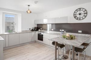 Stunning 2BR Apt - Central High Street Location