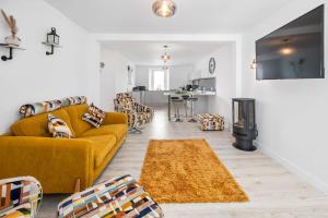 Modern 2BR Flat - Central High Street Location