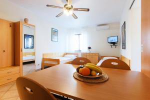 Steps from the Beach Sunny 4 Person Apartment Jurkin Number two