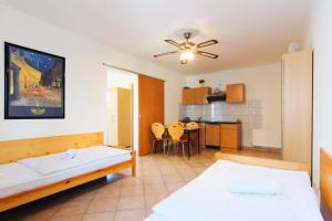 Steps from the Beach Sunny 4 Person Apartment Jurkin Number two