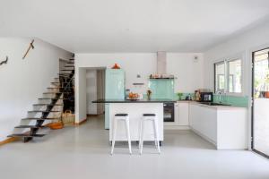 Maison vue colline au calme avec piscine