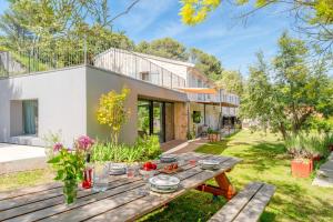 Maison vue colline au calme avec piscine