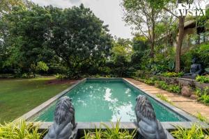 StayVistas House Of J - Embrace Leisure with Lawn, Pool, and Gazebo