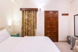 Blue Sky 1 Bedroom Apartment with a fort view