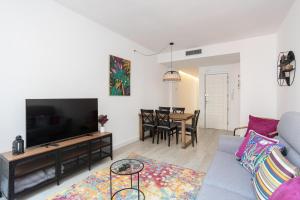 Bright & Stylish Flat In Trendy Grcia