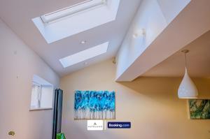 Deja Blue Luxury 3BR by AltoLuxo Short Lets & Serviced Accommodation With Free WiFi & Parking