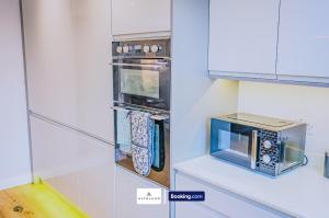 Deja Blue Luxury 3BR by AltoLuxo Short Lets & Serviced Accommodation With Free WiFi & Parking