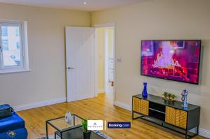 Deja Blue Luxury 3BR by AltoLuxo Short Lets & Serviced Accommodation With Free WiFi & Parking