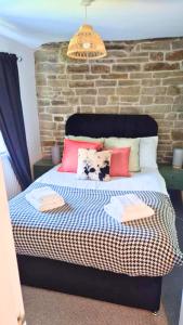 Spacious and Cosy 2 Bedroom Home in Bradford Sleeps 4 by PureStay - 14 nights min!