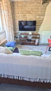 Spacious and Cosy 2 Bedroom Home in Bradford Sleeps 4 by PureStay - 14 nights min!