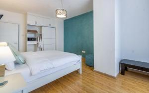 Kifahari Two bedroom duplex apartment, pool, gym, steam & sauna