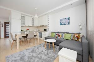 Family Apartment with Parking in Pruszków by Noclegi Renters