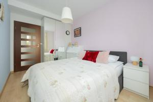 Family Apartment with Parking in Pruszków by Noclegi Renters