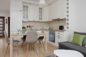 Family Apartment with Parking in Pruszków by Noclegi Renters