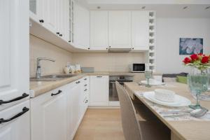 Family Apartment with Parking in Pruszków by Noclegi Renters