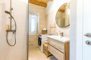 Apartments with parking space Skrip, Brac - 23826