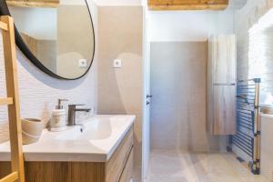 Apartments with parking space Skrip, Brac - 23826