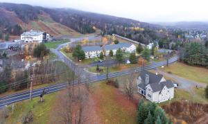 Mt Snow Convenience! Steps from the lifts! Hot Tub