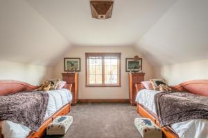 Mt Snow Convenience! Steps from the lifts! Hot Tub