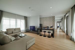 The Horizon Groove Hotel