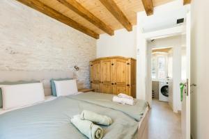 Apartments with parking space Skrip, Brac - 23826