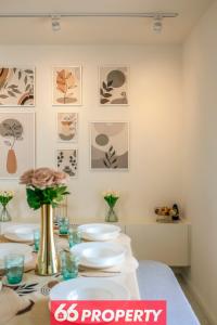 Modern 4 BR Home - Walk to Shopping and Supermarket