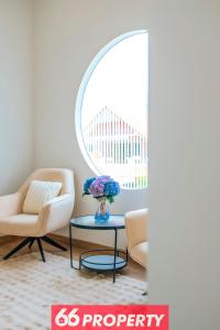 Modern 4 BR Home - Walk to Shopping and Supermarket