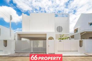 Modern 4 BR Home - Walk to Shopping and Supermarket