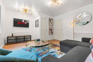 Spacious 3-Bed Home, Parking, Garden, Sleeps 7