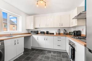 Spacious 3-Bed Home, Parking, Garden, Sleeps 7