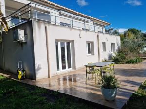 T2, rez de villa avec piscine