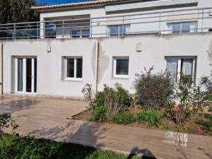 T2, rez de villa avec piscine