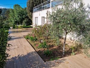 T2, rez de villa avec piscine